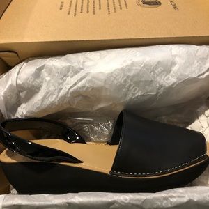 New in box Kenneth Cole sandles